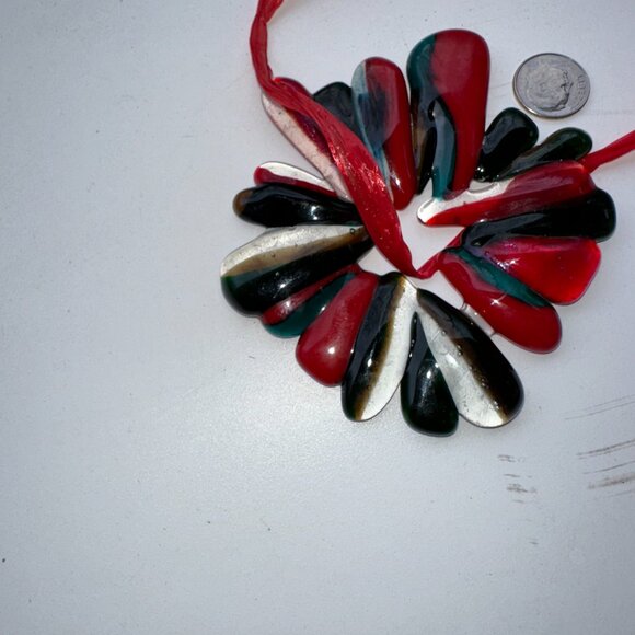 #9308 RED CLEAR BLACK WREATH ORNAMENT / WINDOW SUNCATCHER - Picture 9 of 11